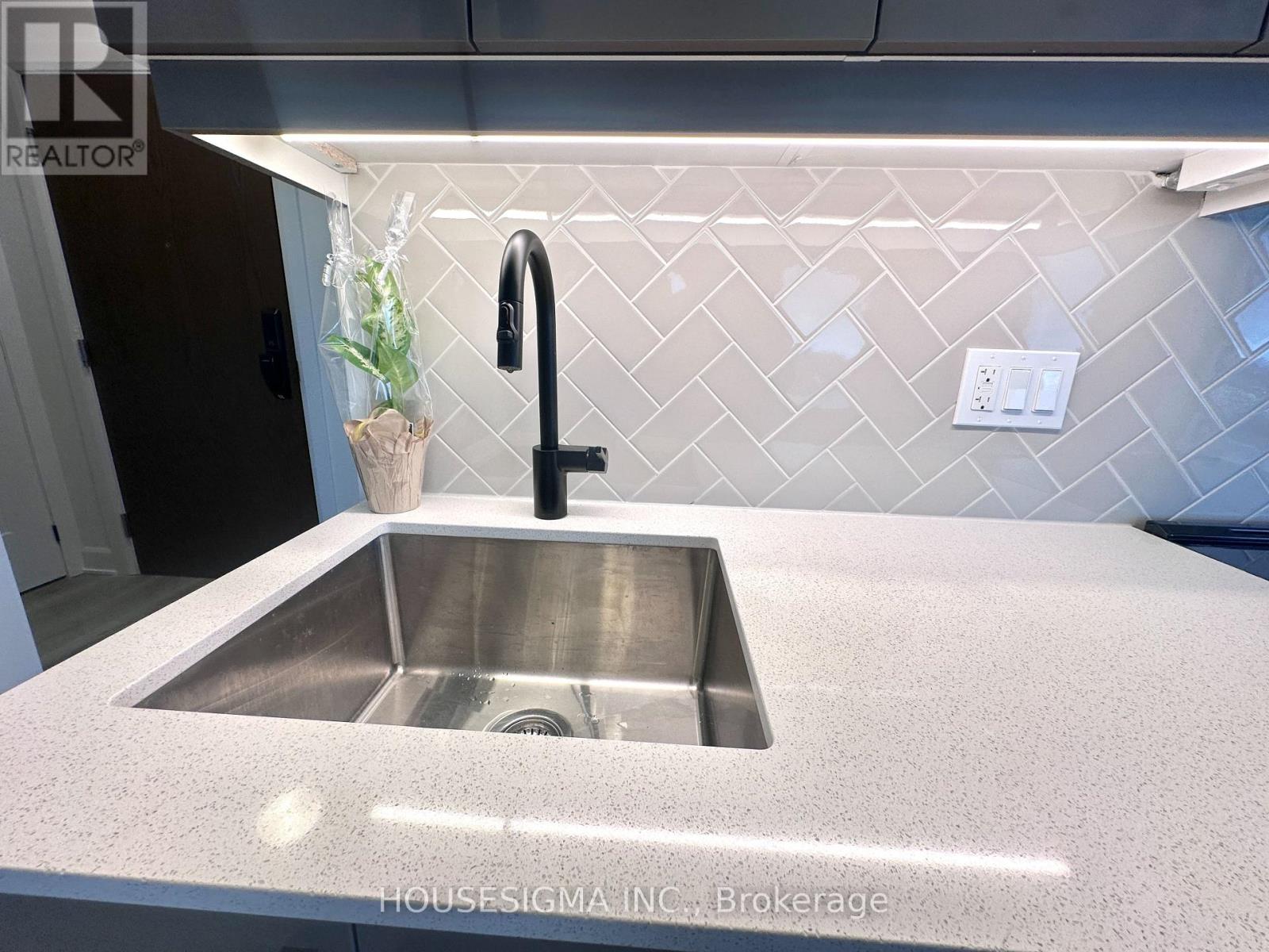 1702 - 3240 William Coltson Avenue, Oakville, Ontario  L6H 8C8 - Photo 14 - W12537958