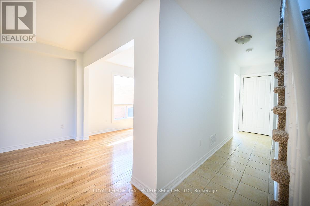 2030 Glenada Crescent, Oakville, Ontario  L6H 4M5 - Photo 5 - W12538090