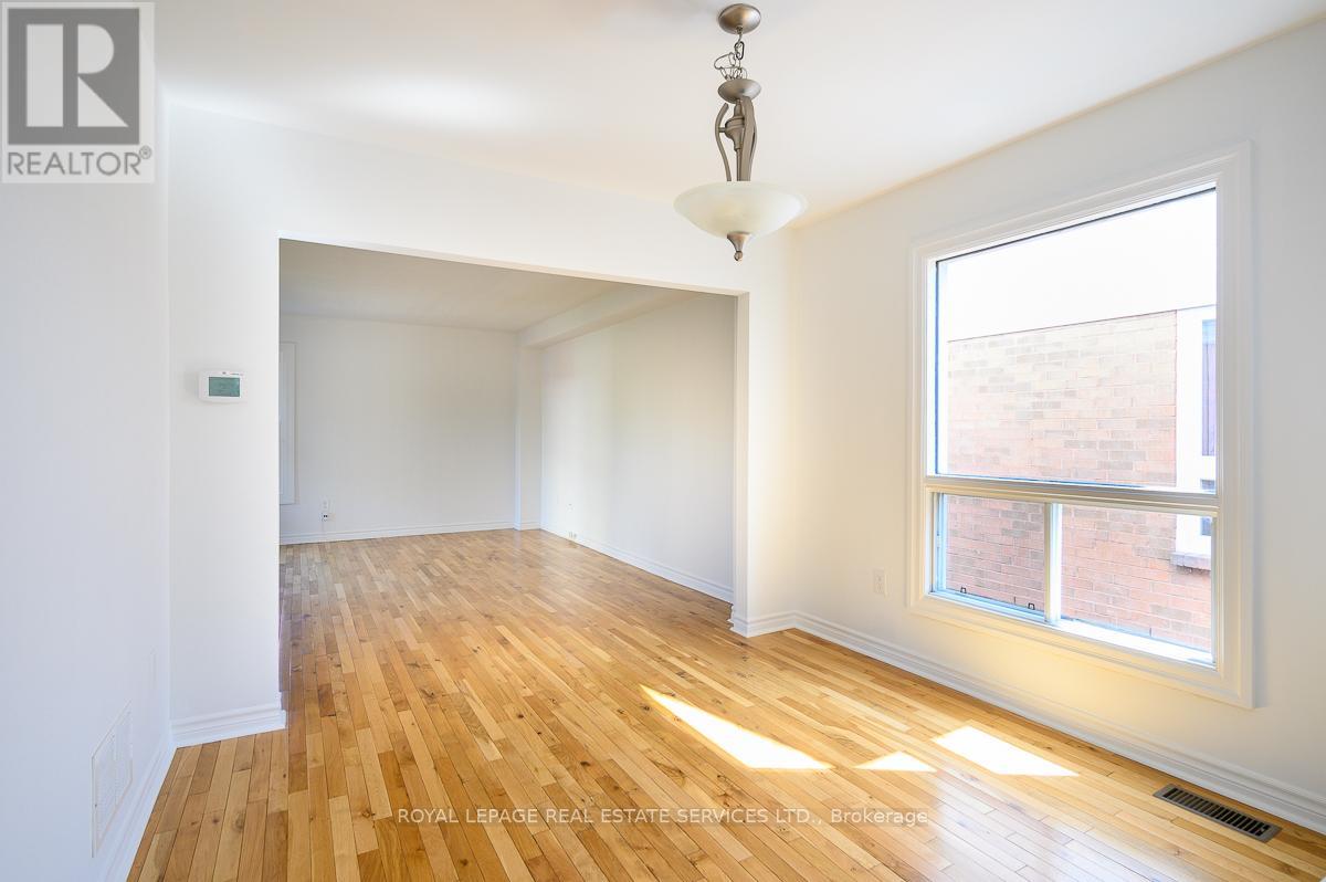 2030 Glenada Crescent, Oakville, Ontario  L6H 4M5 - Photo 7 - W12538090