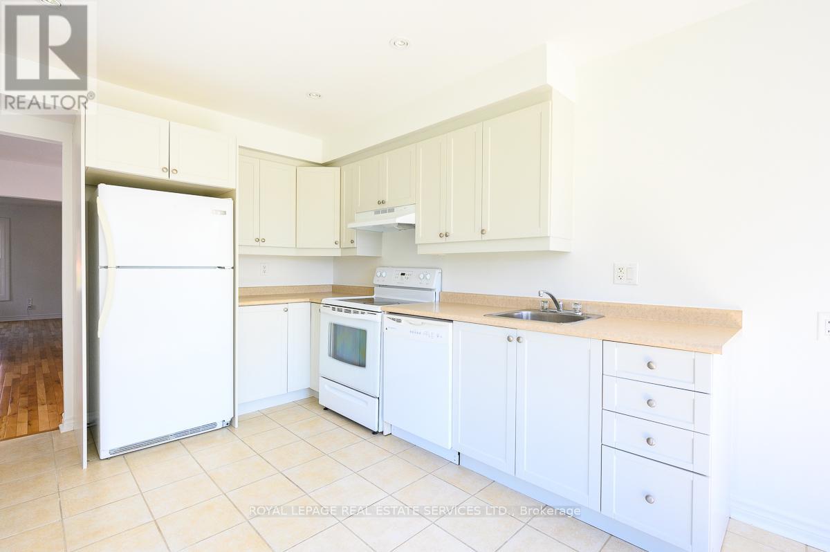 2030 Glenada Crescent, Oakville, Ontario  L6H 4M5 - Photo 9 - W12538090