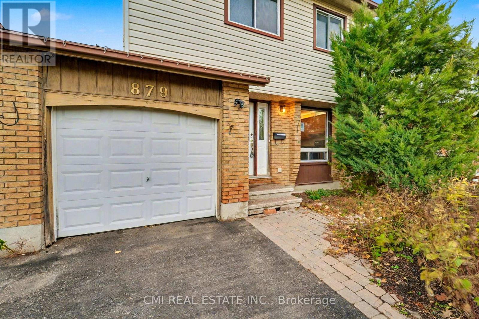879 Beauclaire Drive, Ottawa, Ontario  K1C 2J5 - Photo 3 - X12537880