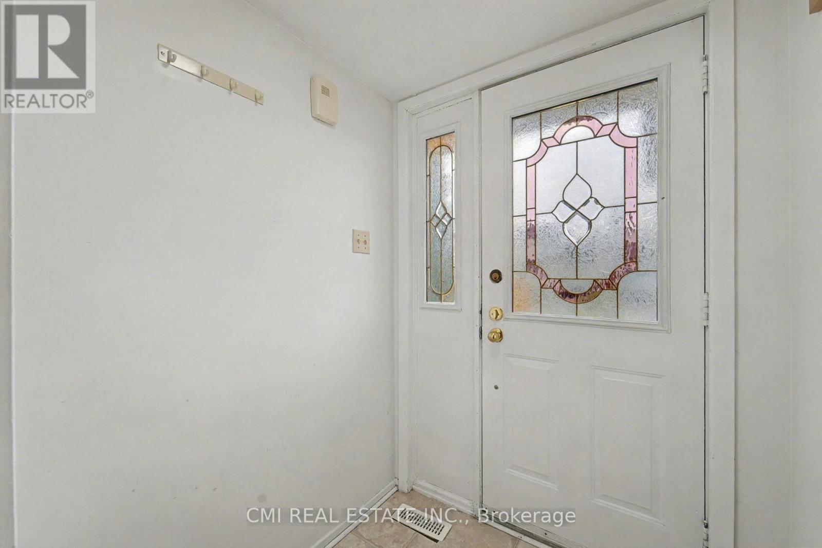 879 Beauclaire Drive, Ottawa, Ontario  K1C 2J5 - Photo 4 - X12537880