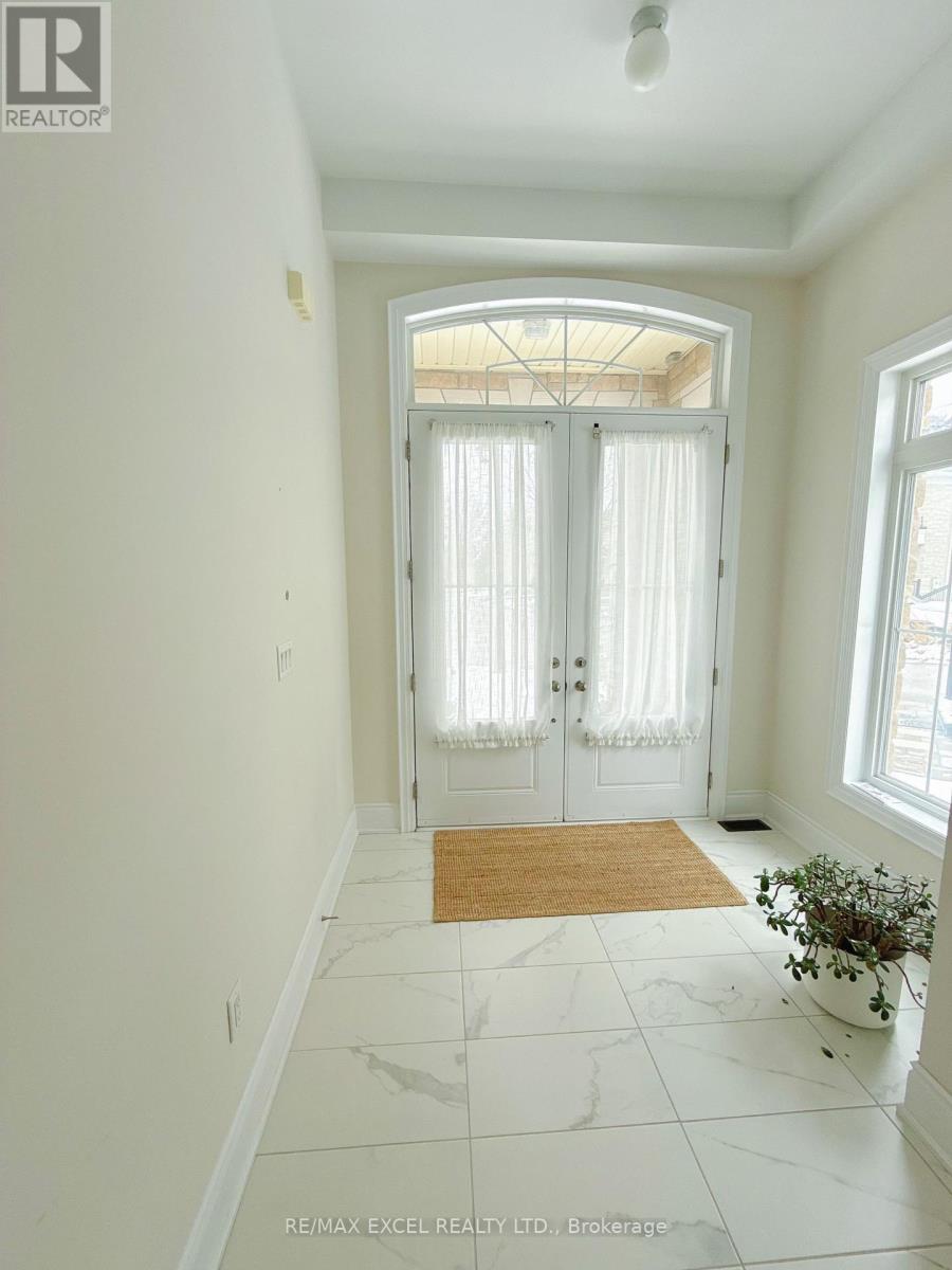 18 Macdonald Court, Richmond Hill, Ontario  L4E 4S3 - Photo 4 - N12524946