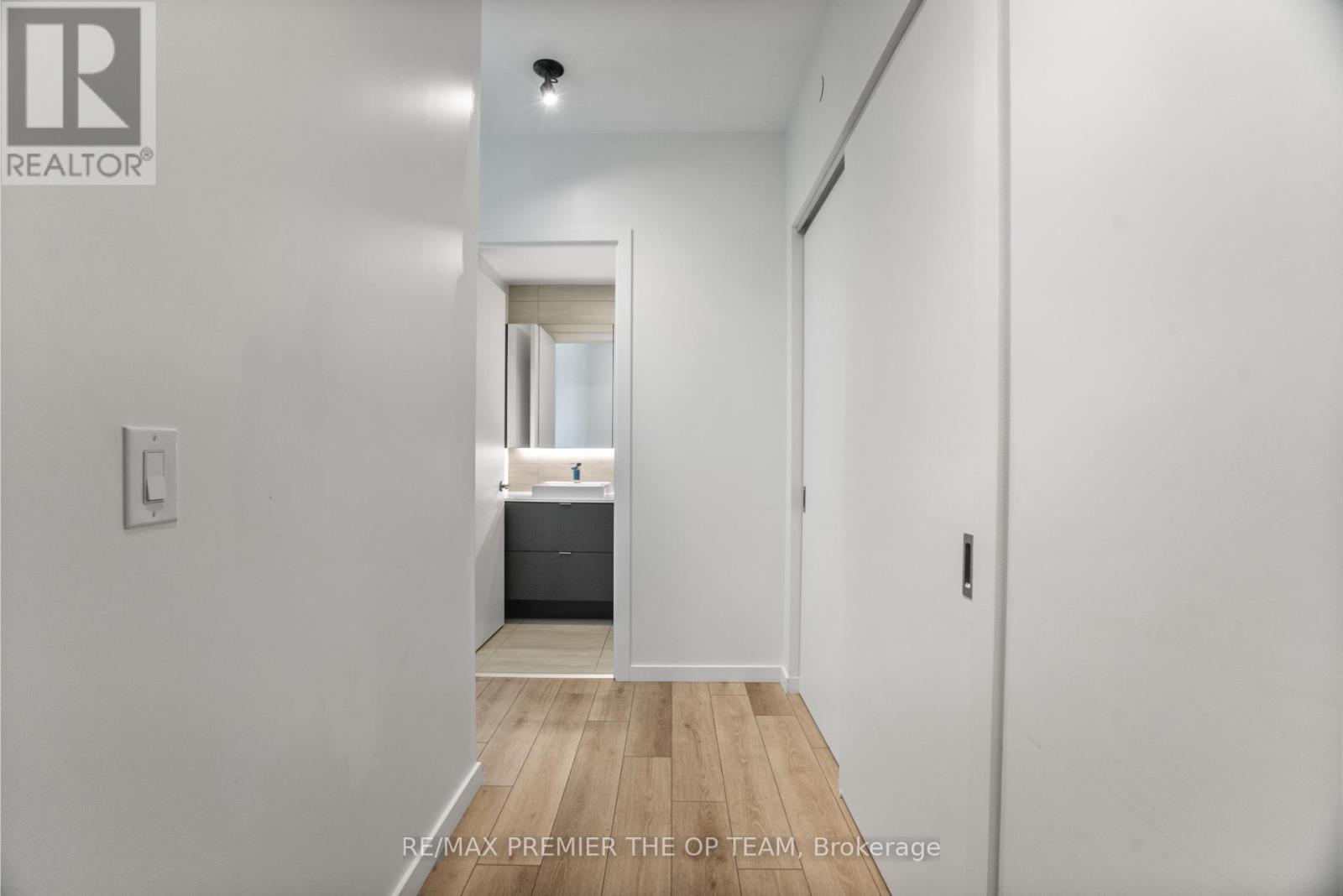 406 - 7 SMITH CRESCENT N, Toronto, Ontario