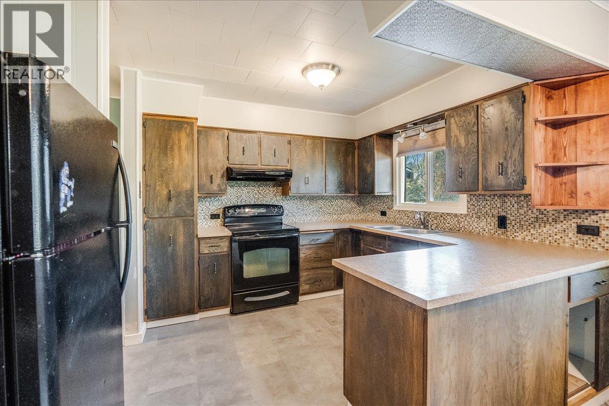 940 Columbia Road, Castlegar, British Columbia  V1N 4K5 - Photo 22 - 10369092