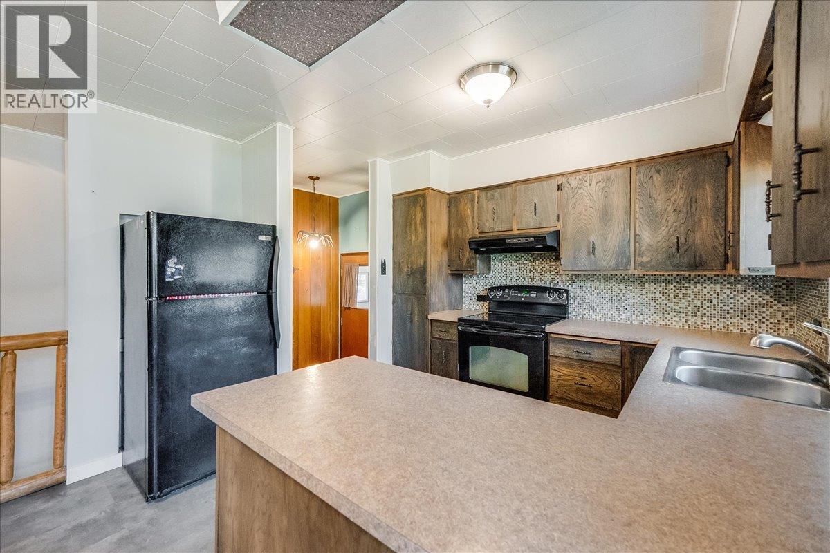 940 Columbia Road, Castlegar, British Columbia  V1N 4K5 - Photo 21 - 10369092