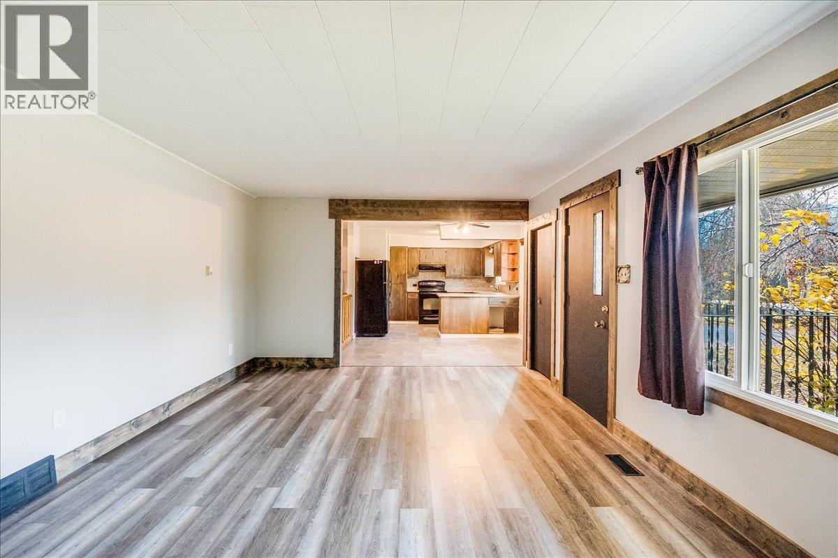 940 Columbia Road, Castlegar, British Columbia  V1N 4K5 - Photo 31 - 10369092