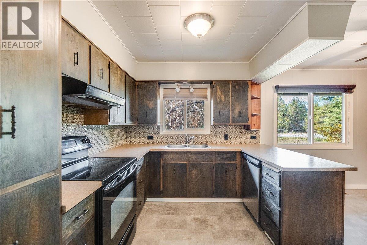 940 Columbia Road, Castlegar, British Columbia  V1N 4K5 - Photo 23 - 10369092