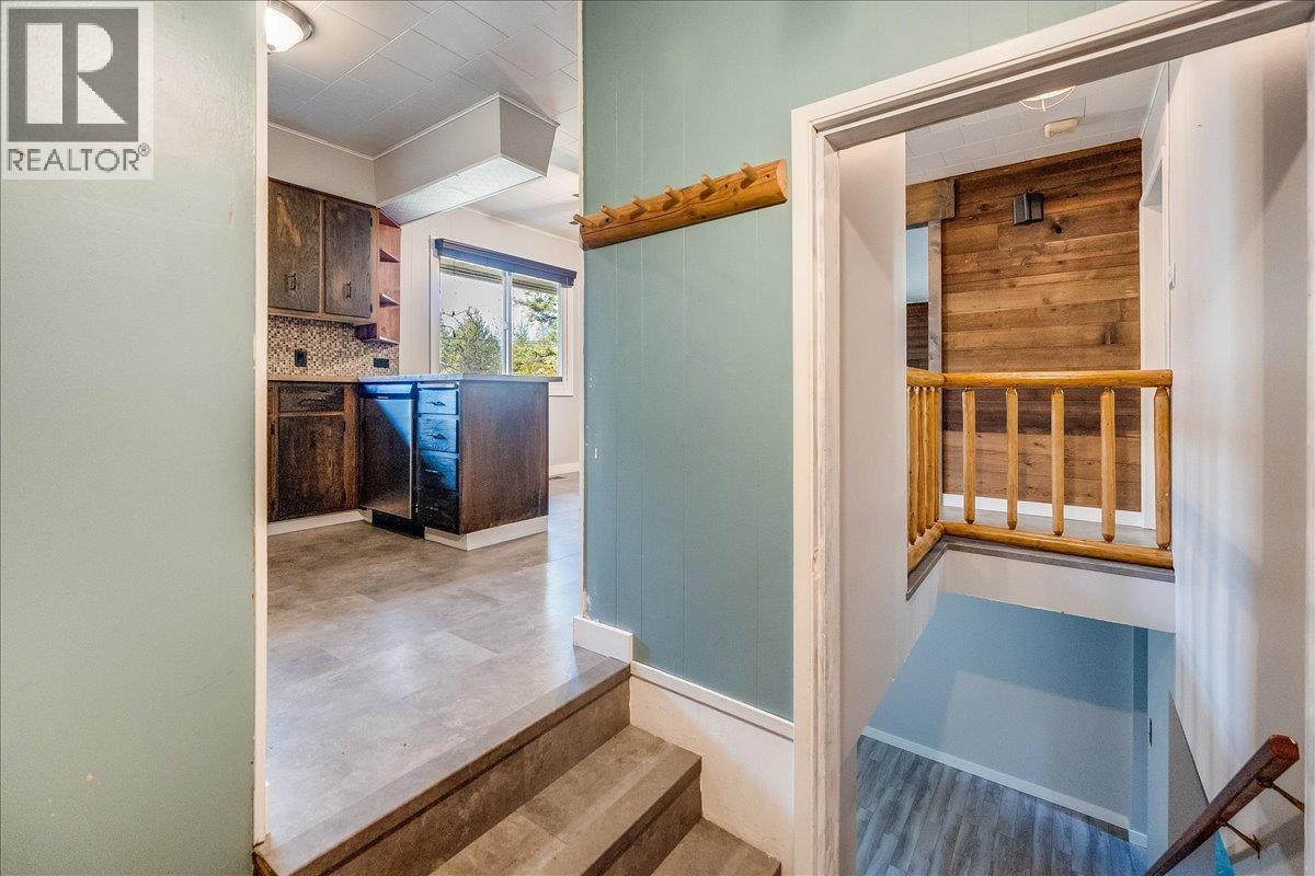 940 Columbia Road, Castlegar, British Columbia  V1N 4K5 - Photo 17 - 10369092