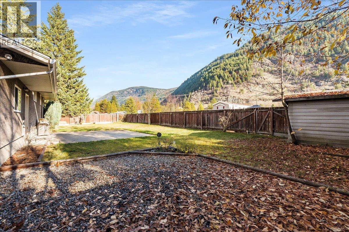 940 Columbia Road, Castlegar, British Columbia  V1N 4K5 - Photo 51 - 10369092