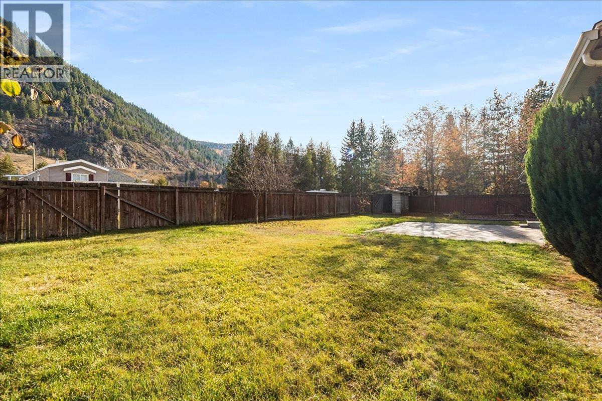 940 Columbia Road, Castlegar, British Columbia  V1N 4K5 - Photo 57 - 10369092
