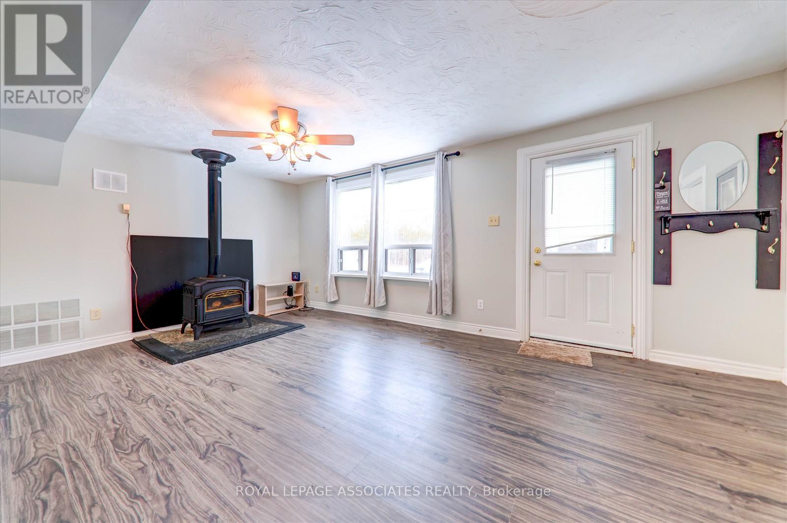 21654 Warden Avenue, East Gwillimbury, Ontario  L0G 1R0 - Photo 2 - N12538242