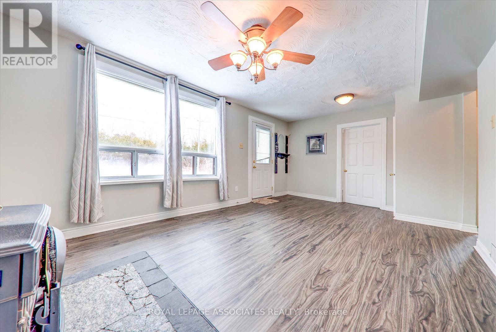 21654 Warden Avenue, East Gwillimbury, Ontario  L0G 1R0 - Photo 4 - N12538242