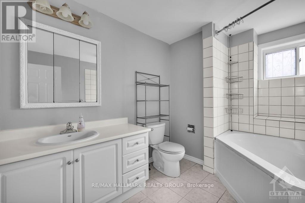 833 Maplewood Avenue, Ottawa, Ontario K2B 5V4 - Photo 11 - X12538296