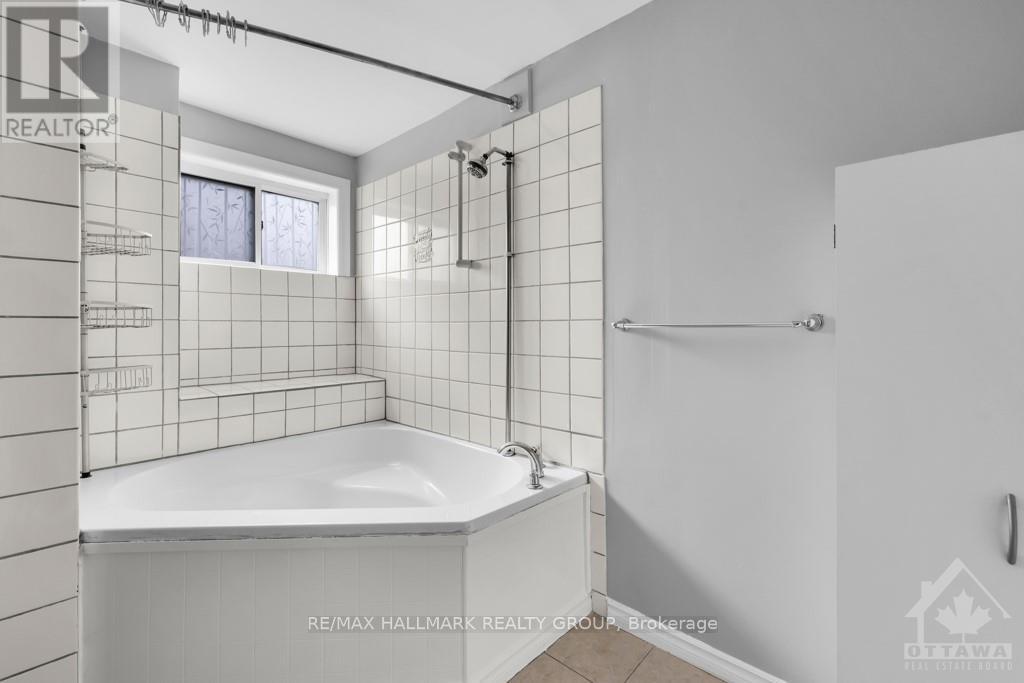 833 Maplewood Avenue, Ottawa, Ontario K2B 5V4 - Photo 12 - X12538296