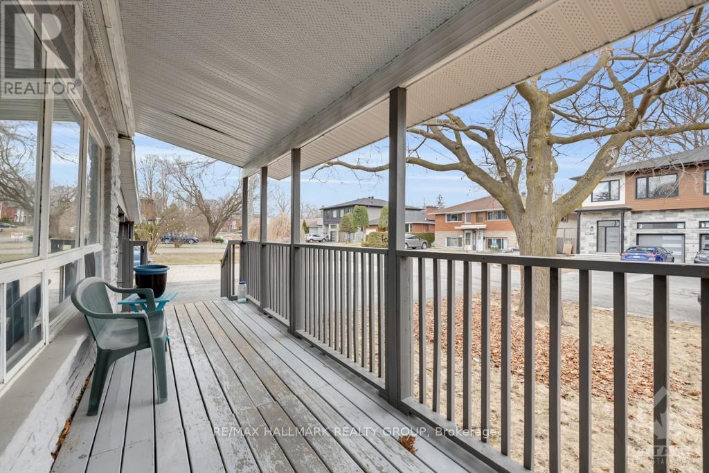 833 Maplewood Avenue, Ottawa, Ontario K2B 5V4 - Photo 2 - X12538296