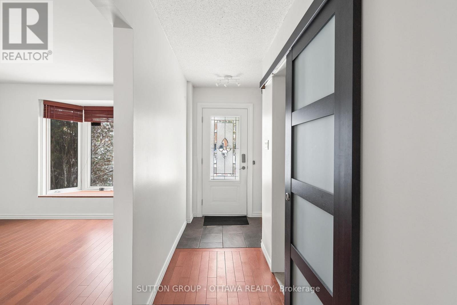 10 Foxleigh Crescent, Ottawa, Ontario  K2M 1B5 - Photo 2 - X12538334