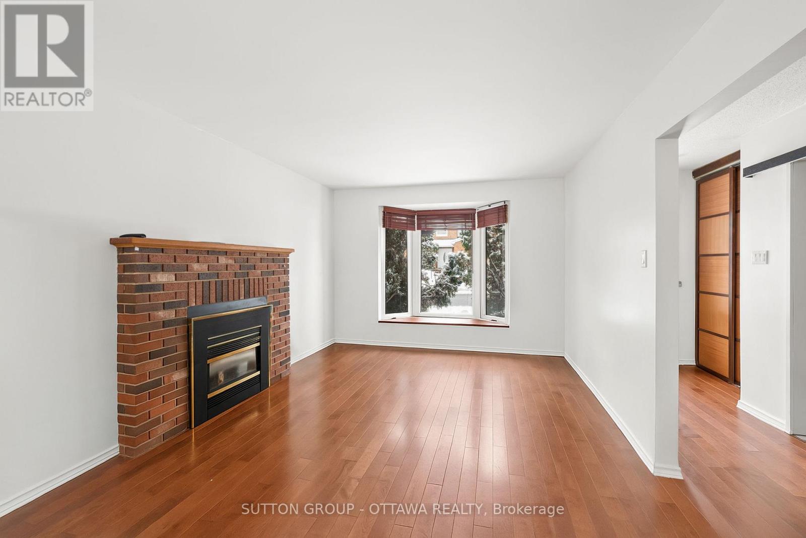 10 Foxleigh Crescent, Ottawa, Ontario  K2M 1B5 - Photo 3 - X12538334