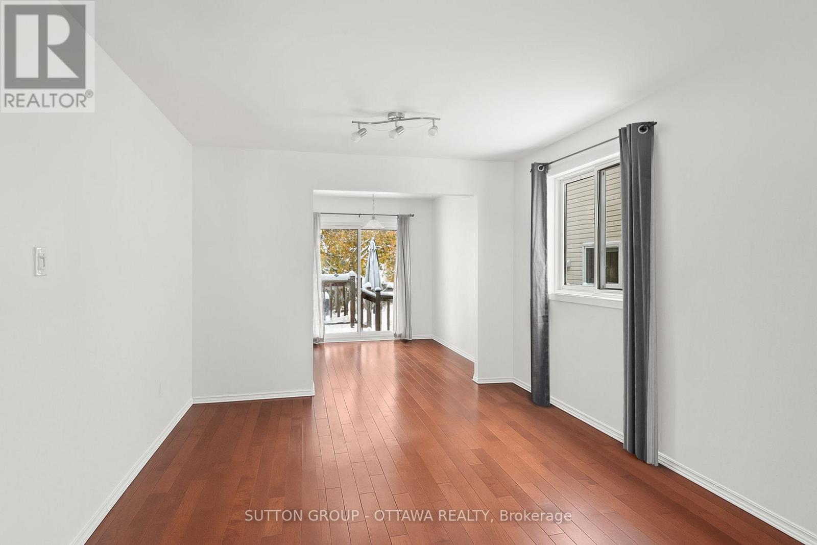 10 Foxleigh Crescent, Ottawa, Ontario  K2M 1B5 - Photo 4 - X12538334