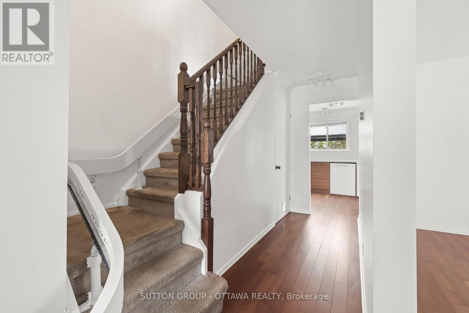 10 Foxleigh Crescent, Ottawa, Ontario  K2M 1B5 - Photo 6 - X12538334