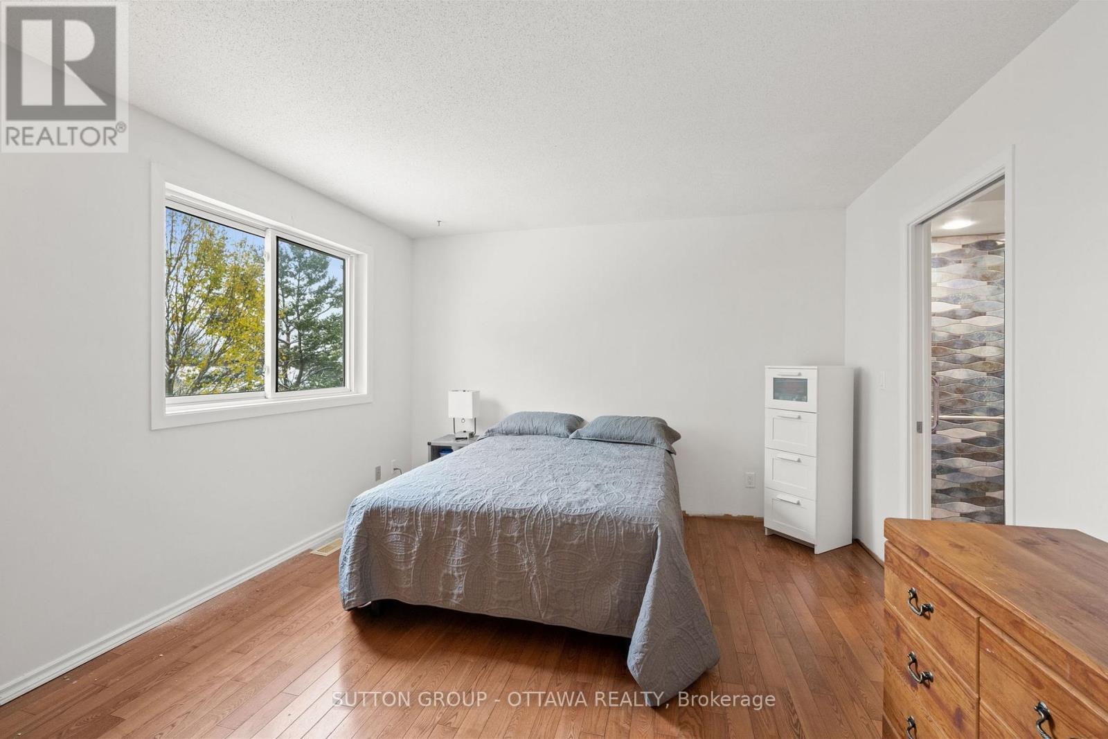 10 Foxleigh Crescent, Ottawa, Ontario  K2M 1B5 - Photo 7 - X12538334