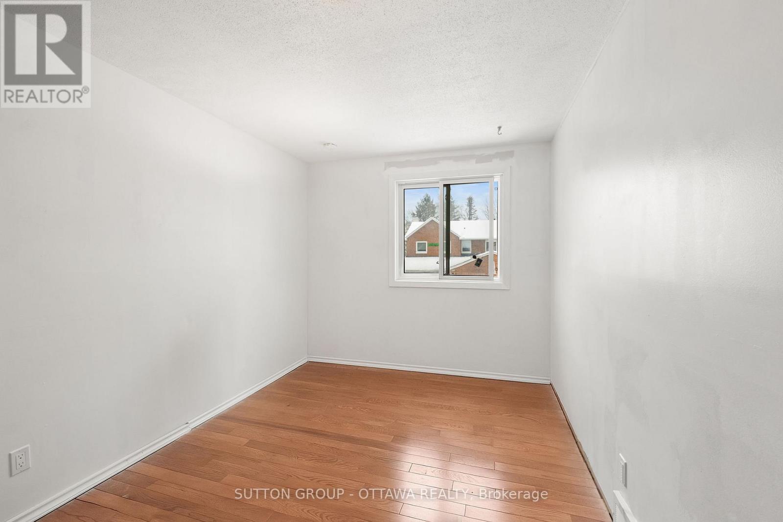 10 Foxleigh Crescent, Ottawa, Ontario  K2M 1B5 - Photo 8 - X12538334