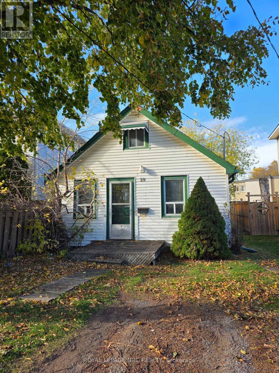 39 Manchester Avenue, St. Catharines, Ontario  L2R 1N9 - Photo 1 - X12538446