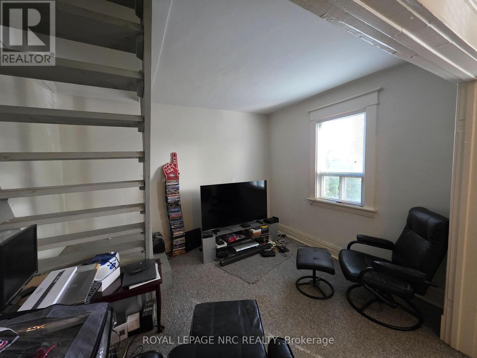 39 Manchester Avenue, St. Catharines, Ontario  L2R 1N9 - Photo 6 - X12538446