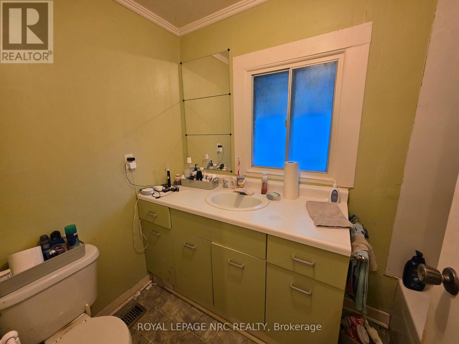 39 Manchester Avenue, St. Catharines, Ontario  L2R 1N9 - Photo 9 - X12538446