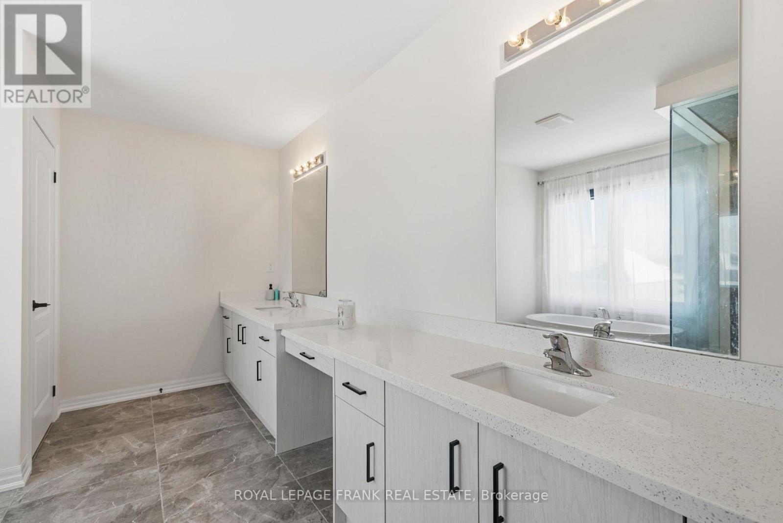 11 Fisher Road, Kawartha Lakes (Lindsay), Ontario  K9V 0P8 - Photo 39 - X12538368