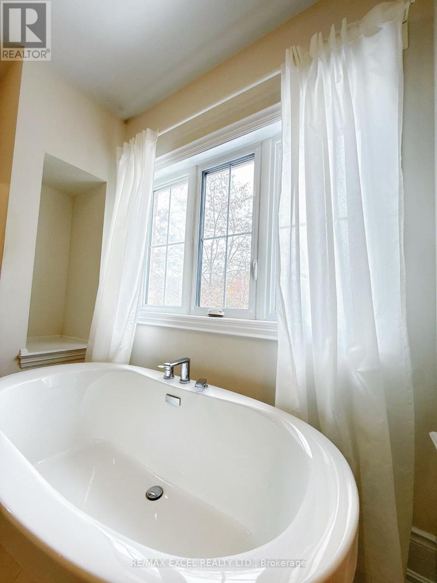 18 Macdonald Court, Richmond Hill, Ontario  L4E 4S3 - Photo 14 - N12524946