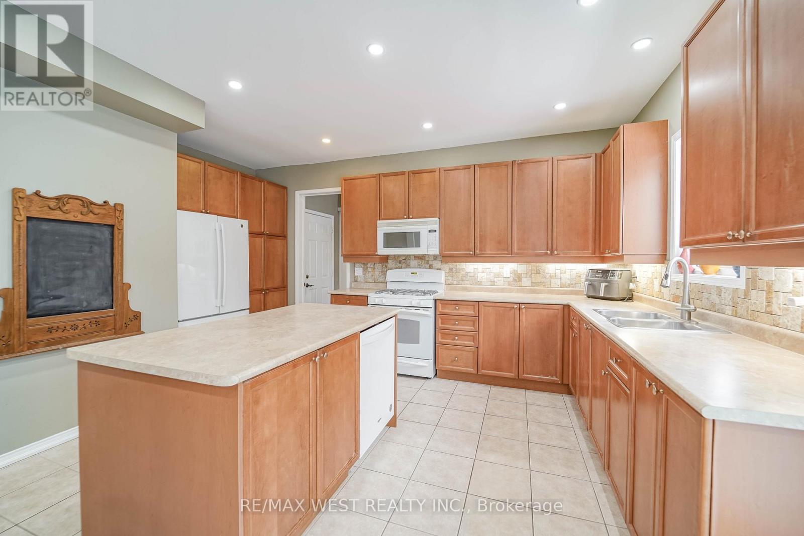 29 O'shea Crescent, Ajax, Ontario  L1T 4W7 - Photo 6 - E12537934