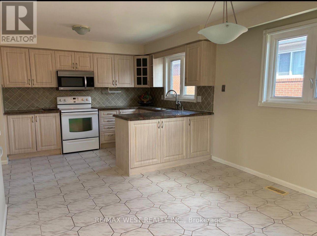 4 Dantek Court, Brampton, Ontario  L6V 3T4 - Photo 7 - W12538146