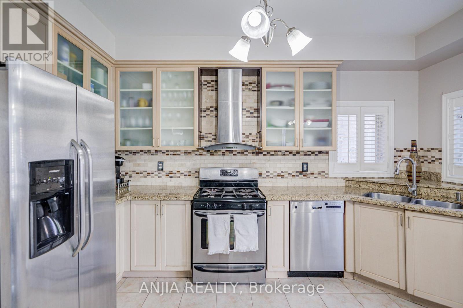 384 Highglen Avenue, Markham, Ontario  L3S 4J3 - Photo 19 - N12538450