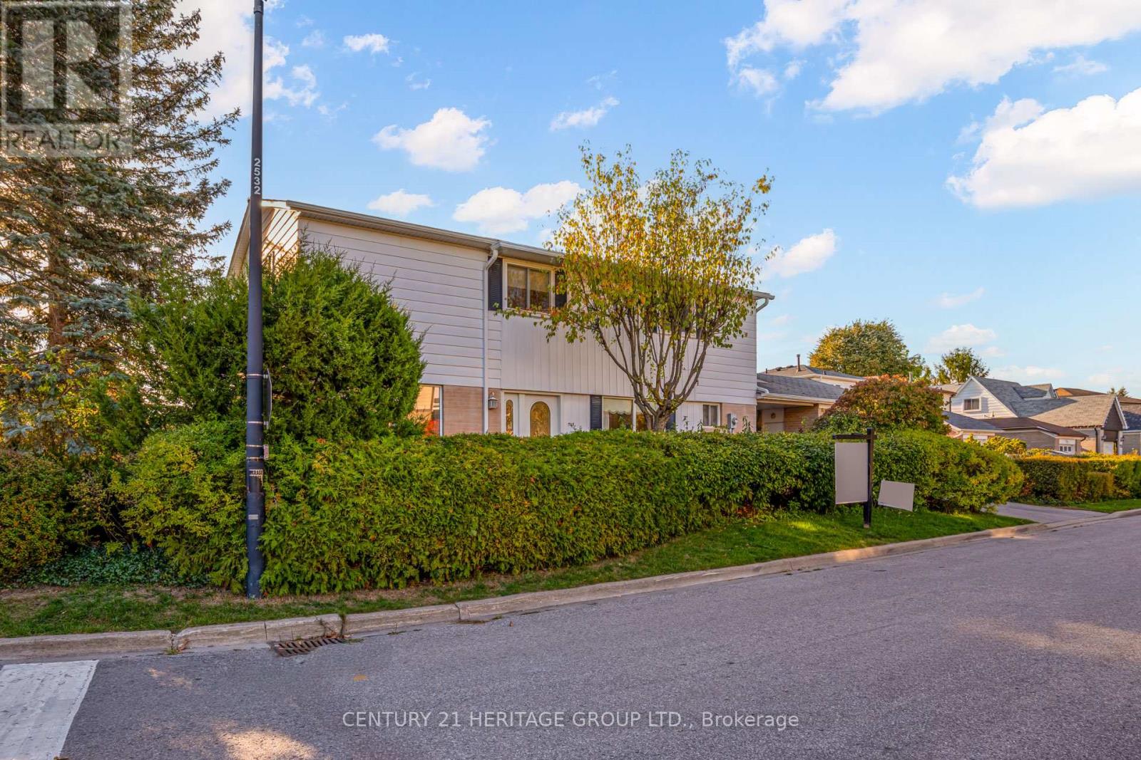 729 Beman Drive, Newmarket, Ontario  L3Y 4Z3 - Photo 3 - N12538538