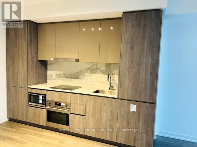 705 - 8 Interchange Way, Vaughan, Ontario  L4K 0R2 - Photo 2 - N12538554