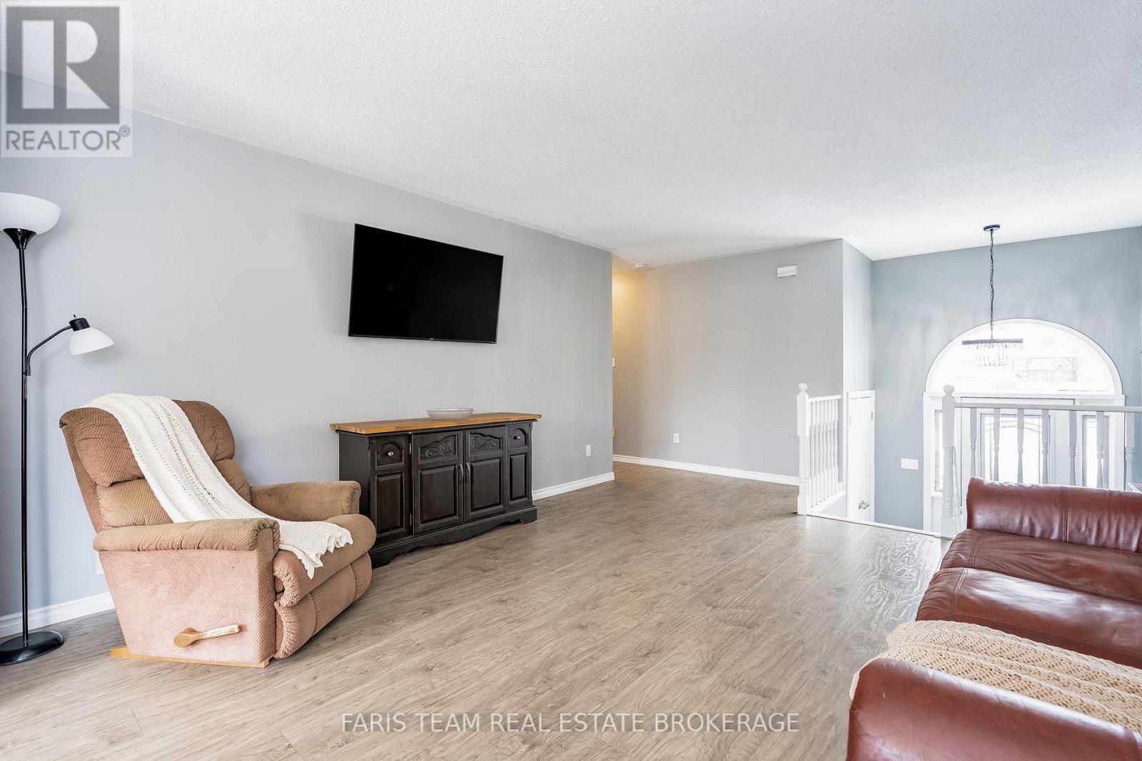 5 Harbour Crescent, Wasaga Beach, Ontario  L9Z 1G4 - Photo 10 - S12538410