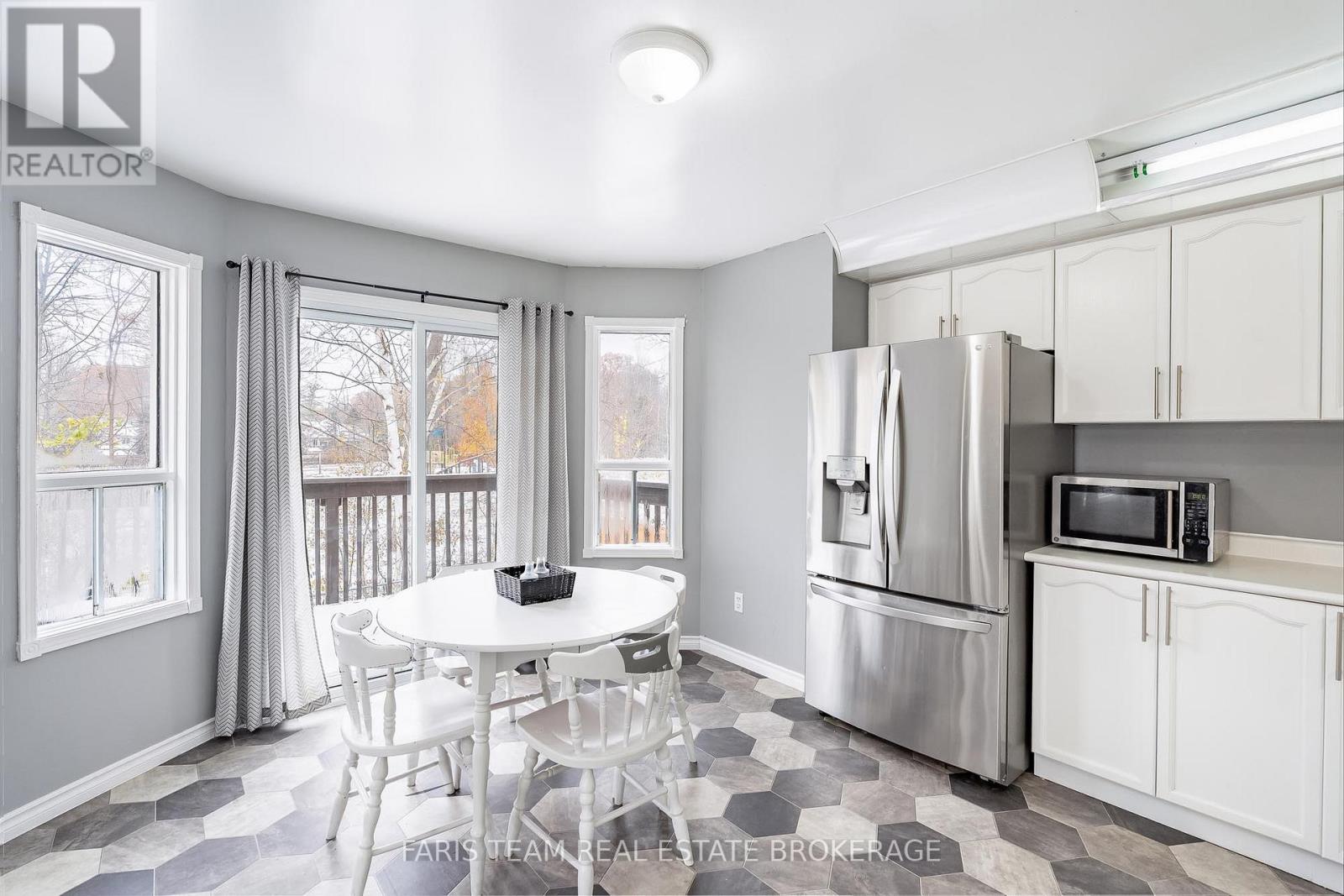 5 Harbour Crescent, Wasaga Beach, Ontario  L9Z 1G4 - Photo 4 - S12538410