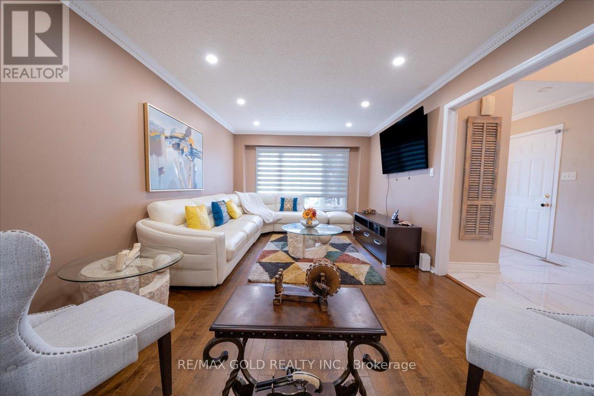 92 Jaffa Drive, Brampton, Ontario  L6S 4C6 - Photo 13 - W12538290