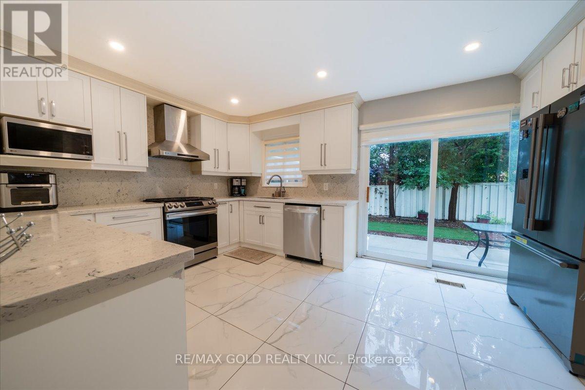 92 Jaffa Drive, Brampton, Ontario  L6S 4C6 - Photo 19 - W12538290