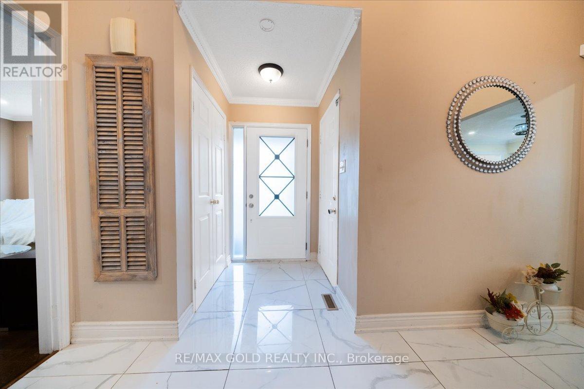 92 Jaffa Drive, Brampton, Ontario  L6S 4C6 - Photo 5 - W12538290