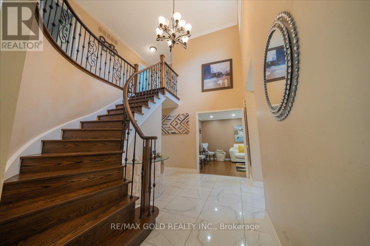 92 Jaffa Drive, Brampton, Ontario  L6S 4C6 - Photo 9 - W12538290