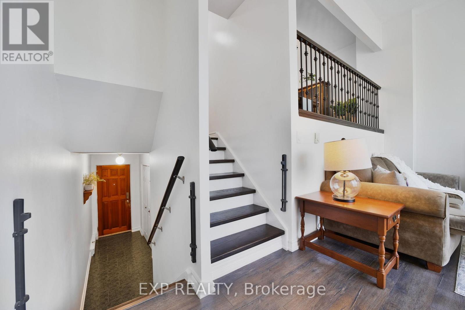 136 Darras Court, Brampton, Ontario  L6T 1W7 - Photo 2 - W12538292