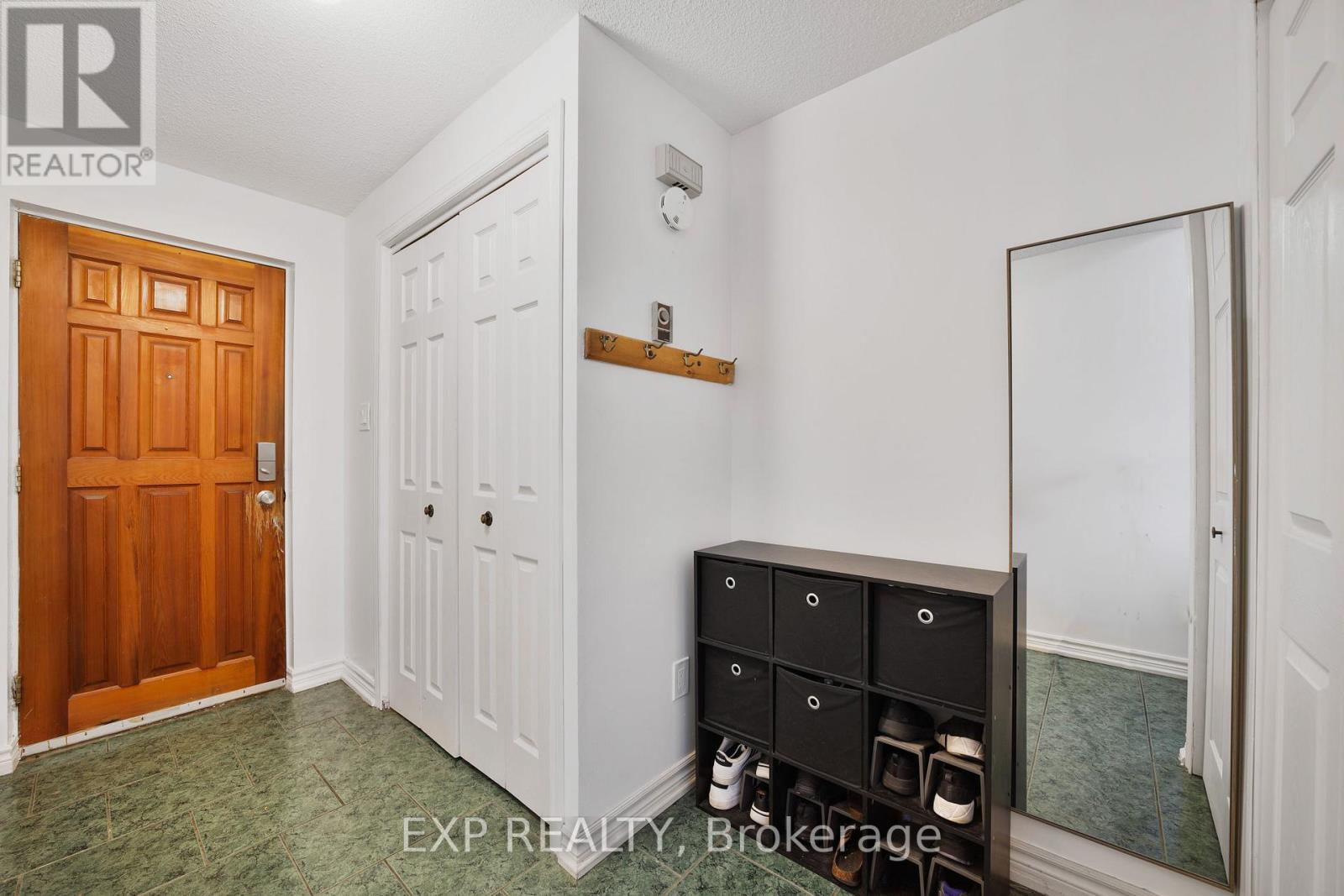 136 Darras Court, Brampton, Ontario  L6T 1W7 - Photo 3 - W12538292