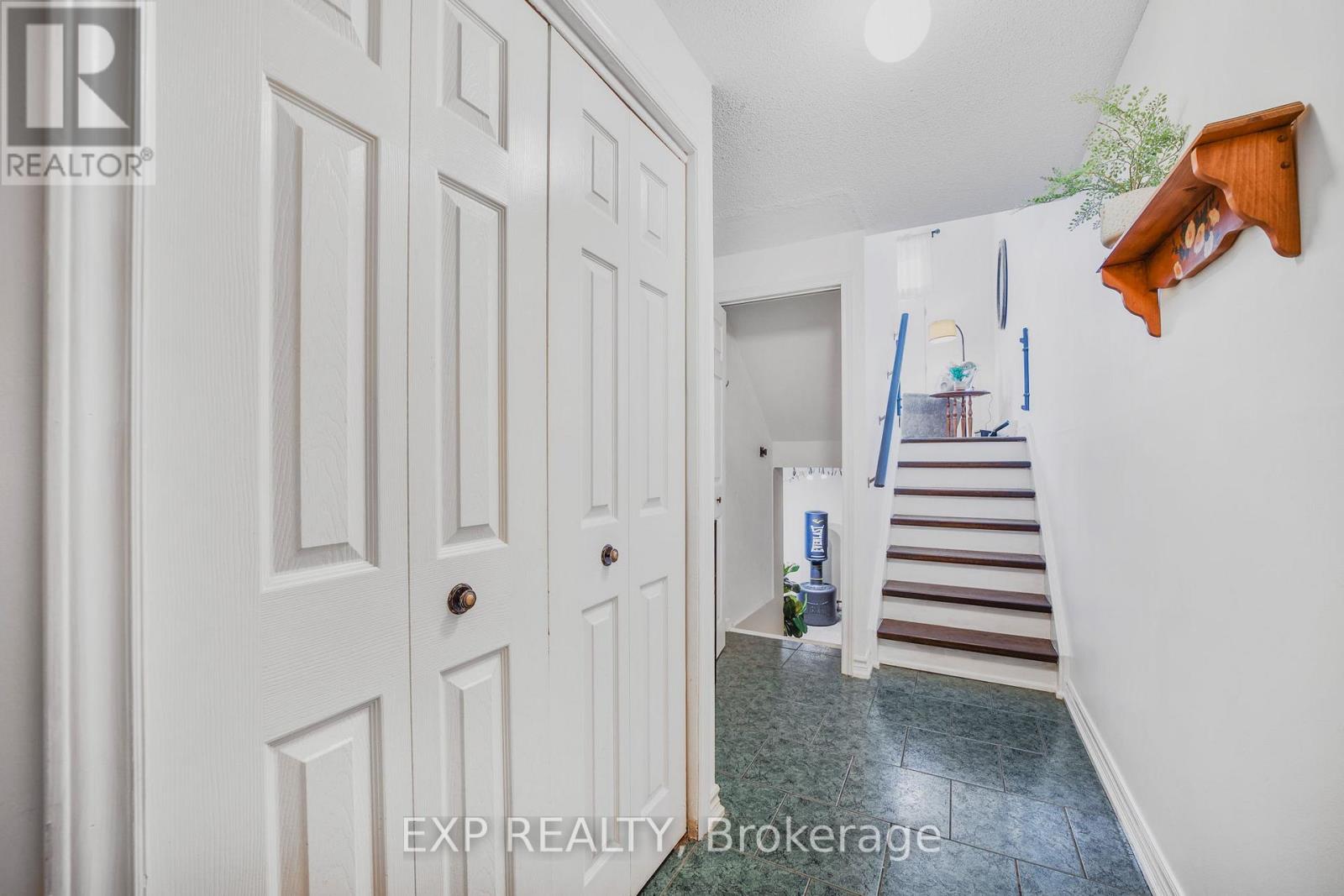 136 Darras Court, Brampton, Ontario  L6T 1W7 - Photo 4 - W12538292