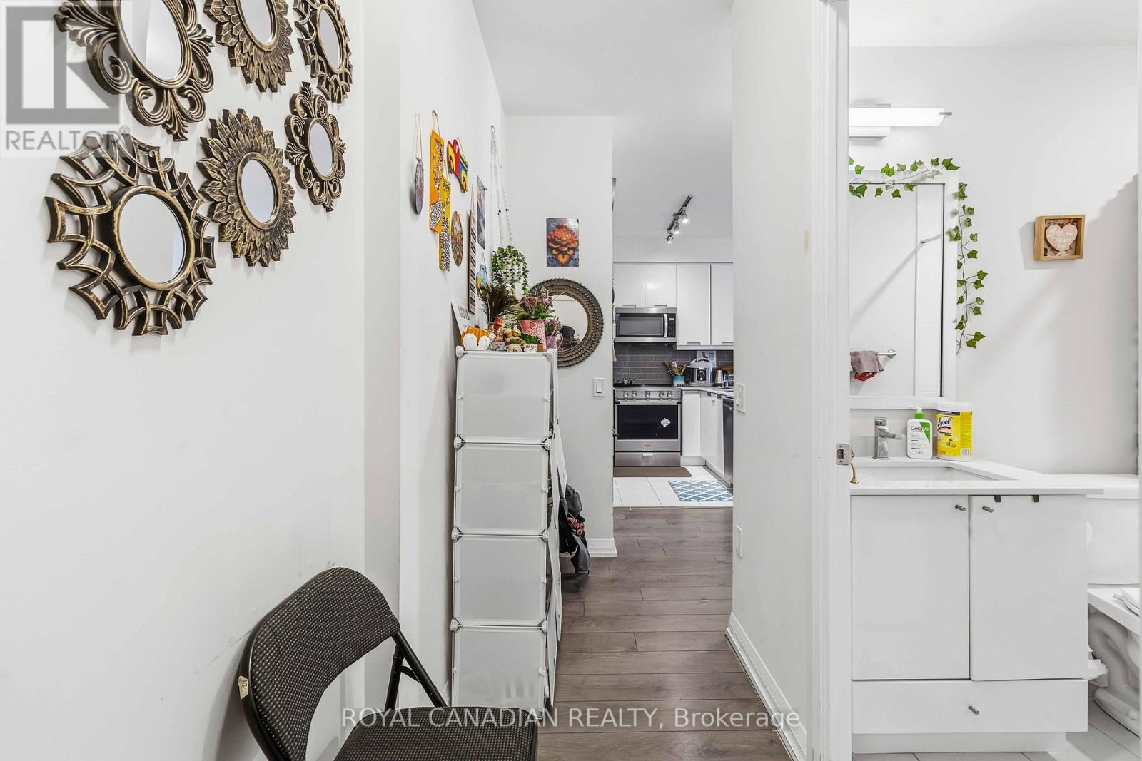 1501 - 65 Watergarden Drive, Mississauga, Ontario  L5R 0G9 - Photo 4 - W12538330