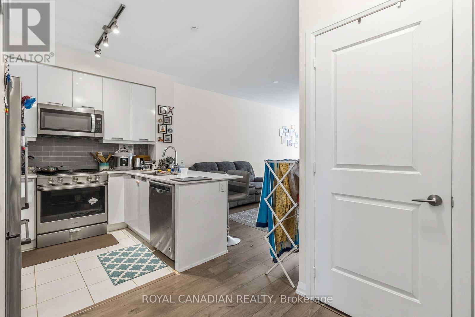 1501 - 65 Watergarden Drive, Mississauga, Ontario  L5R 0G9 - Photo 5 - W12538330