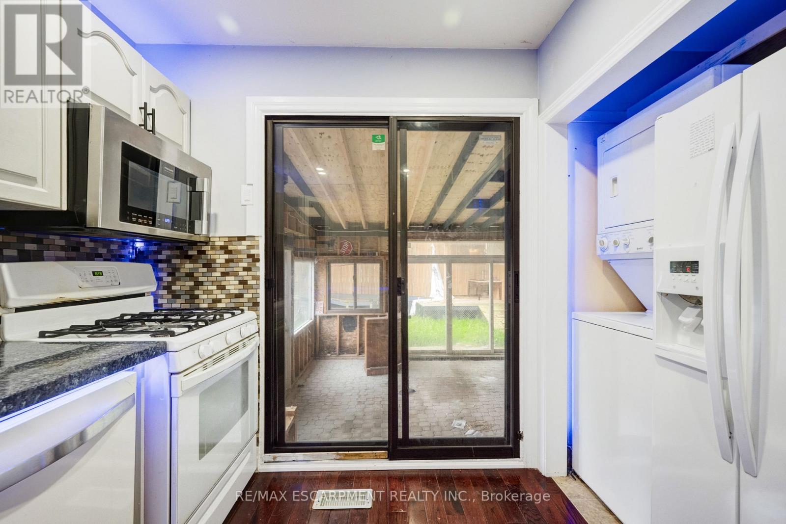 61 Clarence Street, Brampton, Ontario  L6W 1S4 - Photo 11 - W12538414