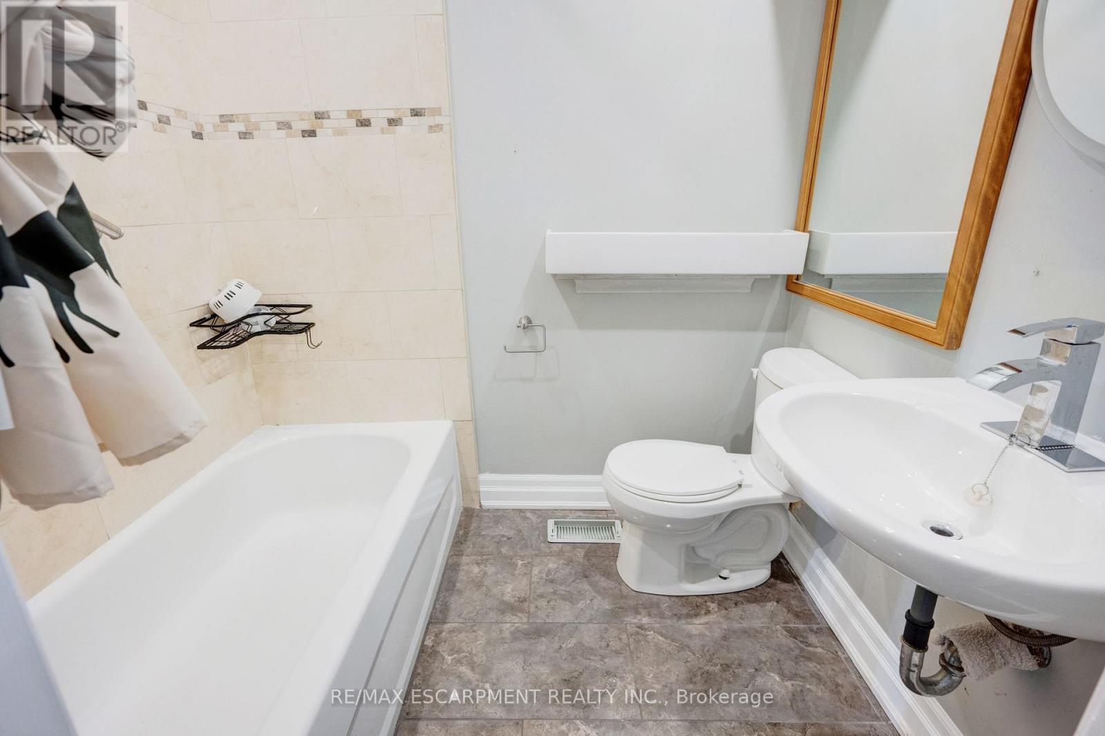 61 Clarence Street, Brampton, Ontario  L6W 1S4 - Photo 17 - W12538414