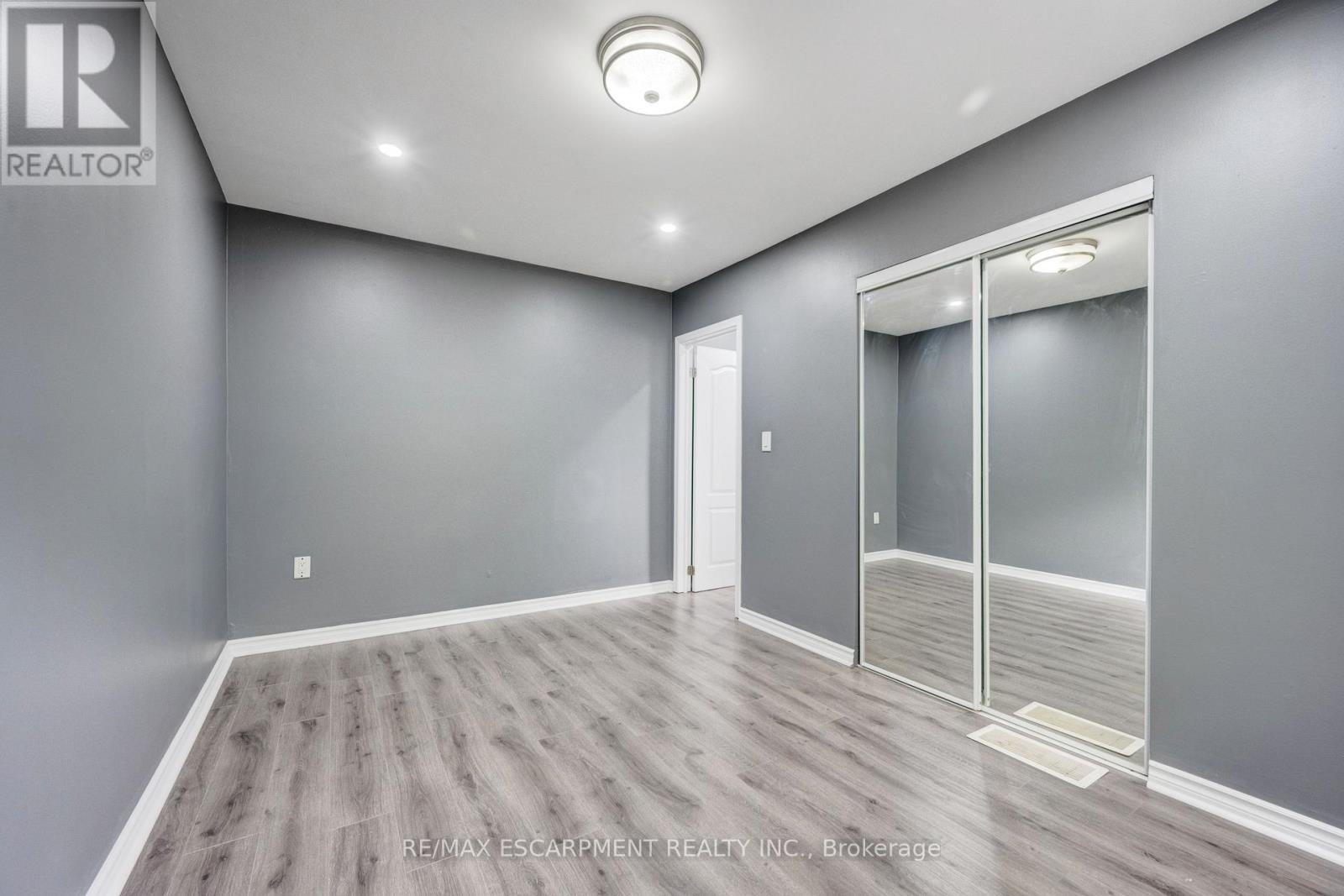 61 Clarence Street, Brampton, Ontario  L6W 1S4 - Photo 32 - W12538414